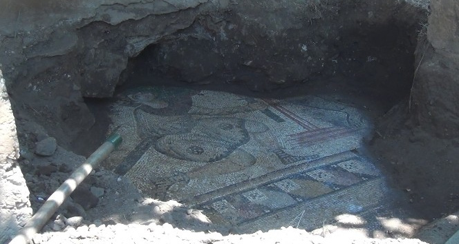 Kaçak kazıda mozaikler ortaya çıktı
